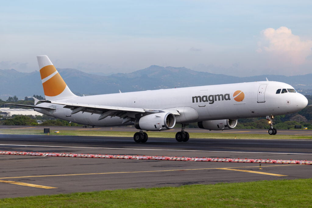Narrow-body freighters wie die Boeing 737‑800 und Airbus A321‑200 gewinnen in der Luftfracht an Bedeutung. Ihre kraftstoffeffizienten Motoren und optimierten Frachtkonfigurationen machen sie ideal für kurze und mittlere Strecken bei reduzierter Umweltbelastung.